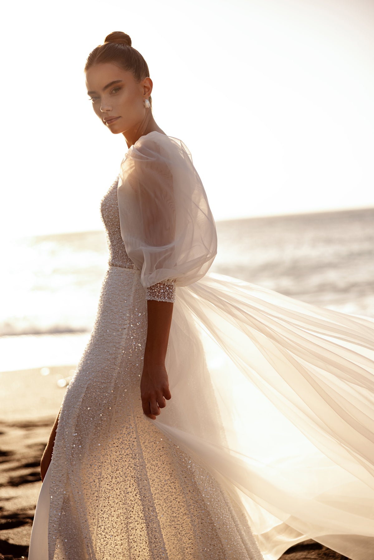 Robe de mariée Davina, avec une texture scintillante et des manches volumineuses.