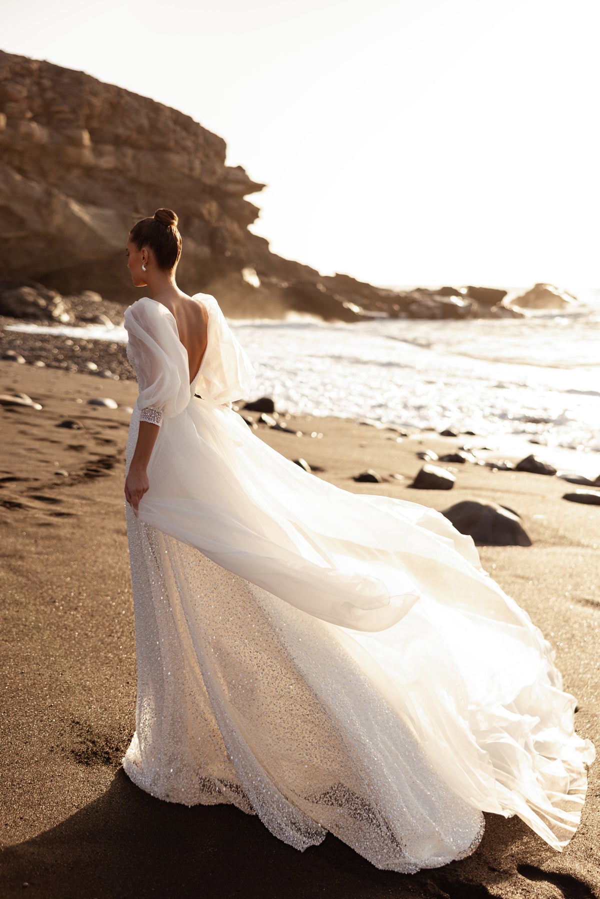 Robe de mariée Davina, avec une traîne en tulle et un dos nu.