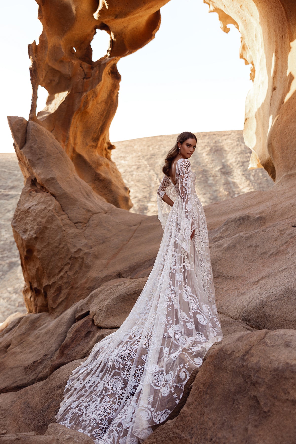 Dos de la robe Dune, avec des broderies de dentelle et une traîne cathédrale fluide.