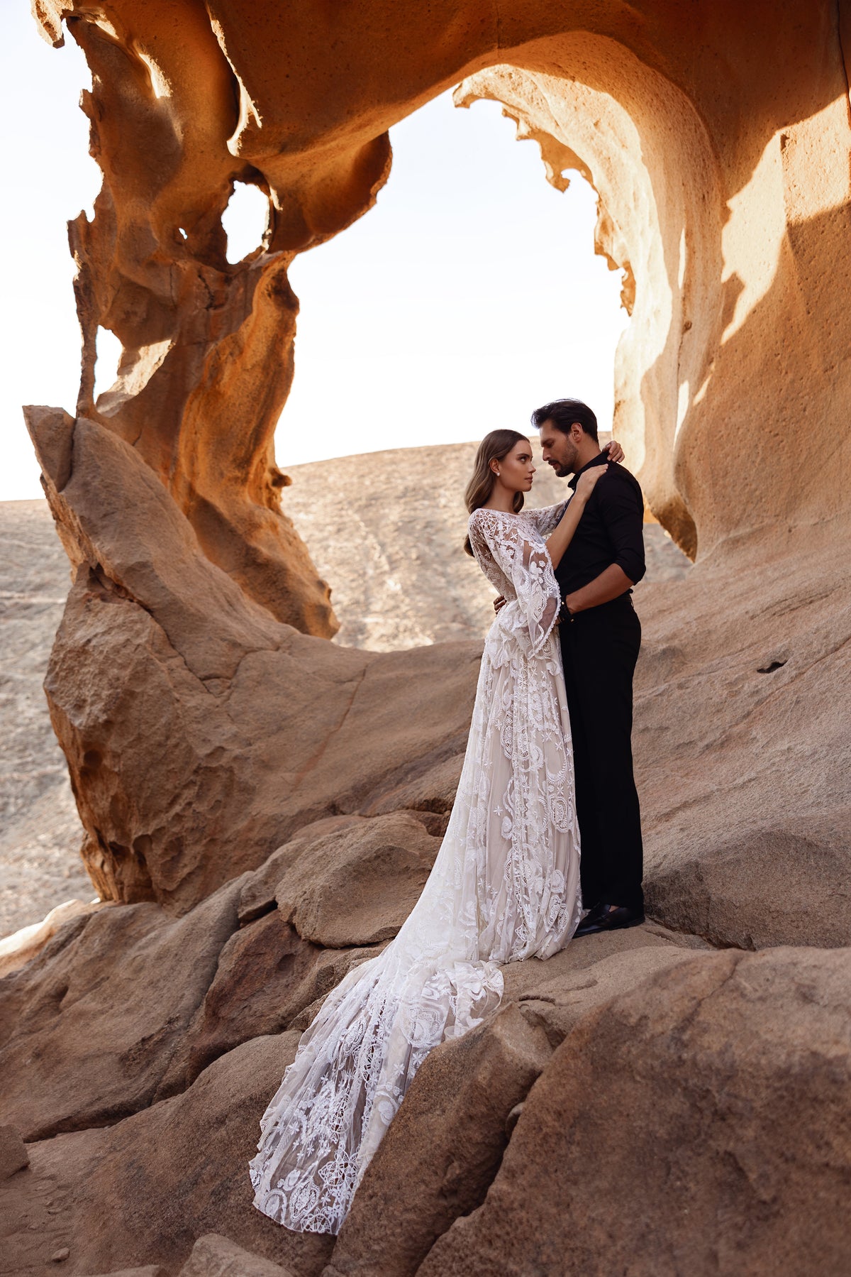 Robe de mariée Dune, avec un corsage transparent en dentelle et des manches cloche à broderies florales.