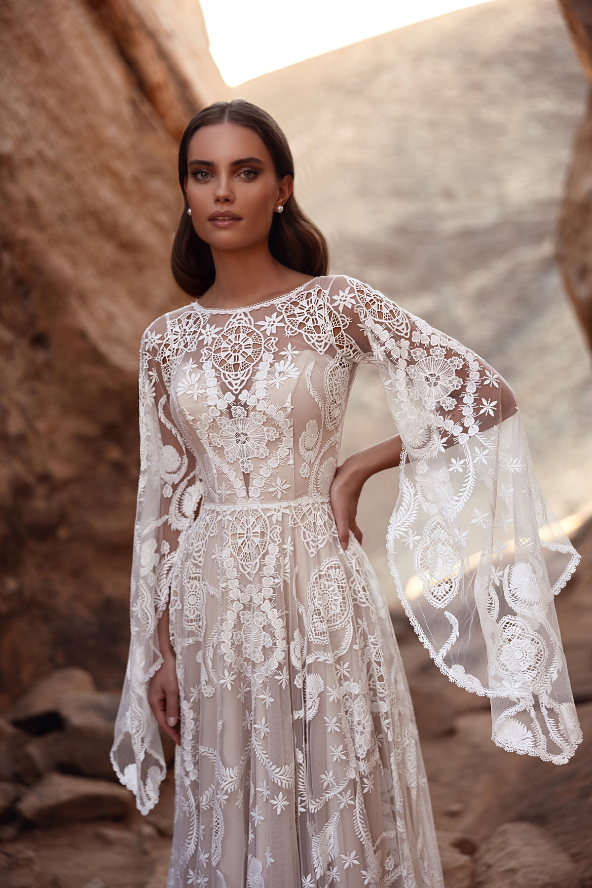 Robe de mariée Dune, avec une traîne en dentelle et des manches évasées.