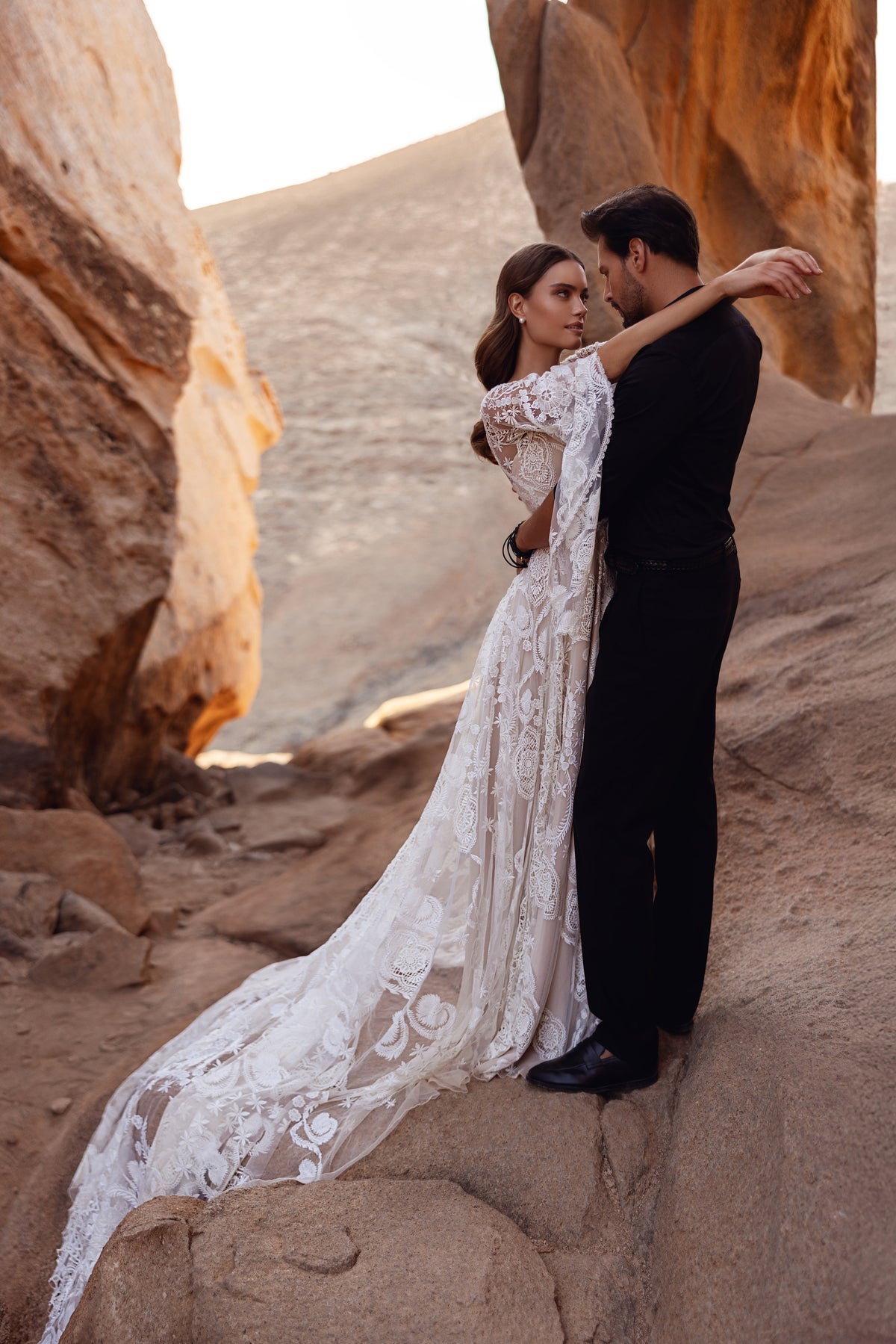 Robe de mariée Dune, avec une traîne en dentelle.