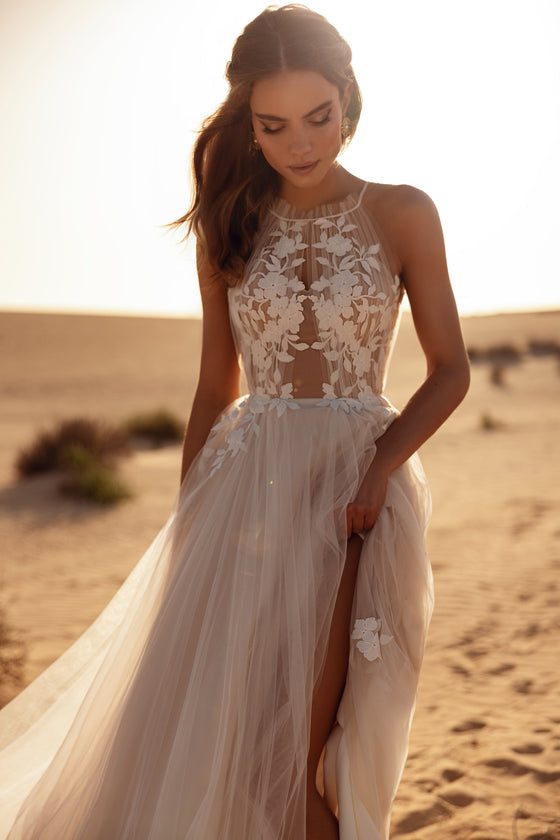 Robe de mariée Ellie, avec une encolure américaine et de légères couches de tulle.