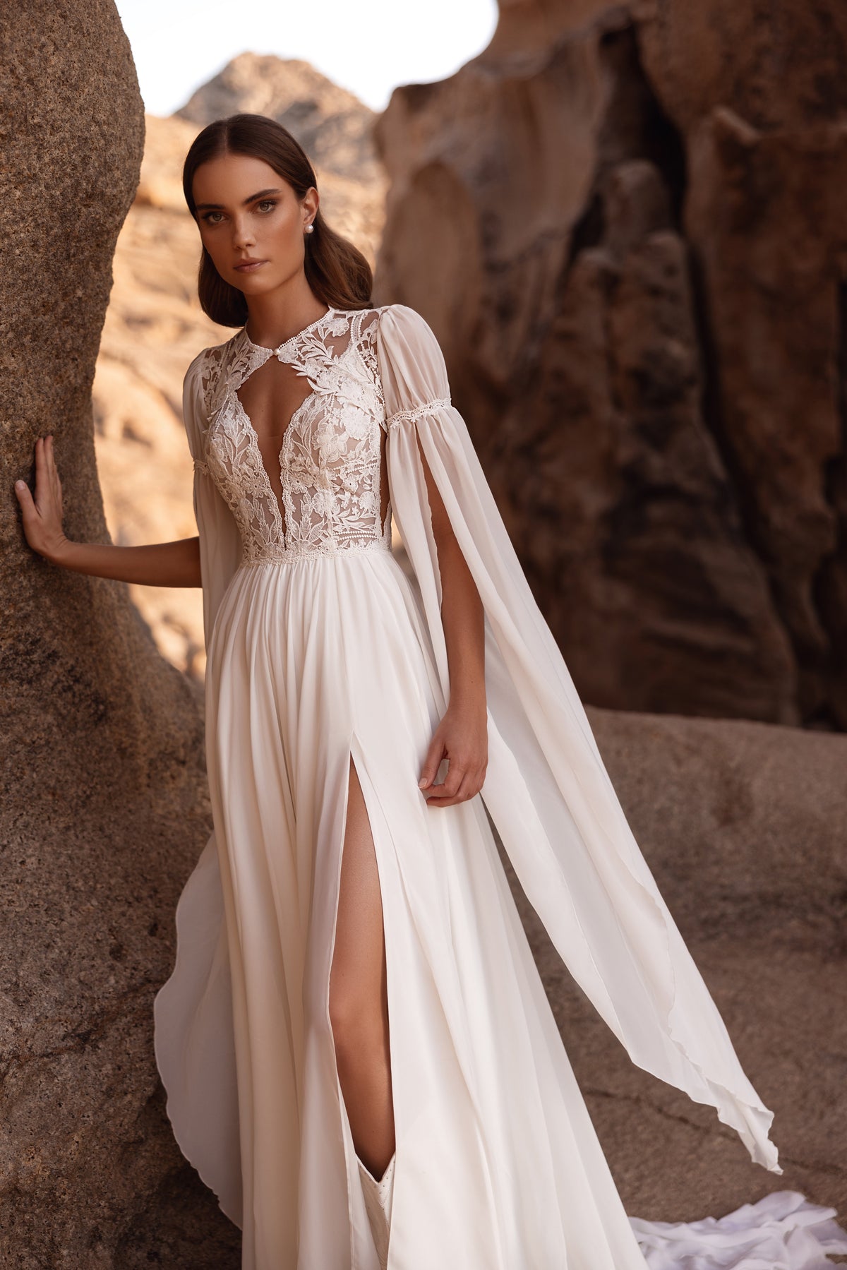 Dos de la robe Etra, avec des détails de dentelle et de souples manches en mousseline.