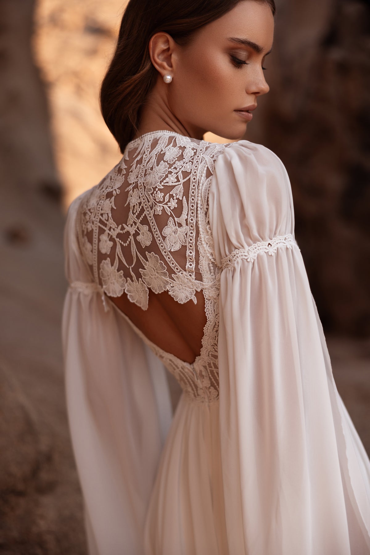 Robe de mariée Etra, avec un dos en dentelle et une traîne fluide.