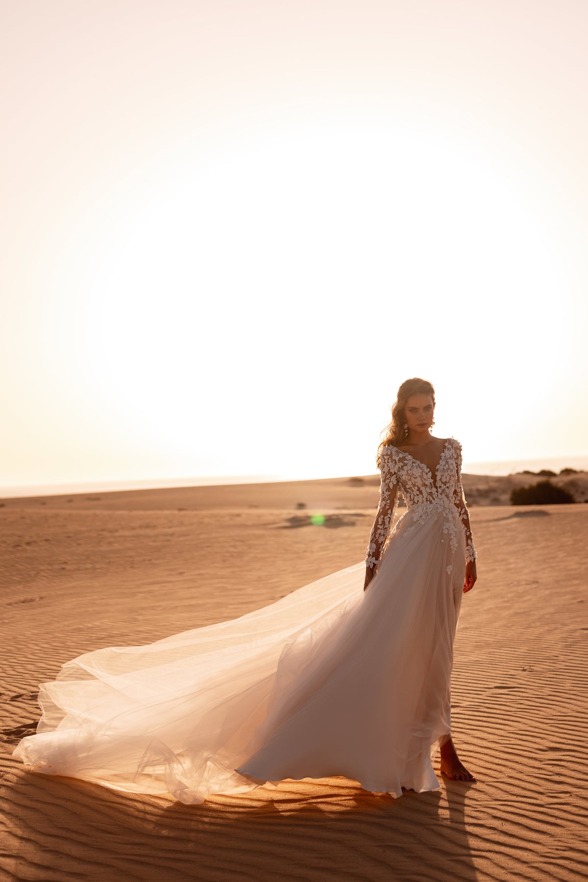 Robe de mariée trapèze Farida, en dentelle florale et tulle léger.