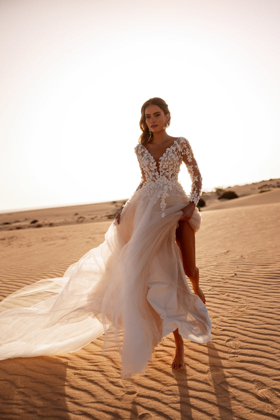 Robe de mariée Farida, avec un corsage illusion en dentelle et une jupe fluide en tulle.