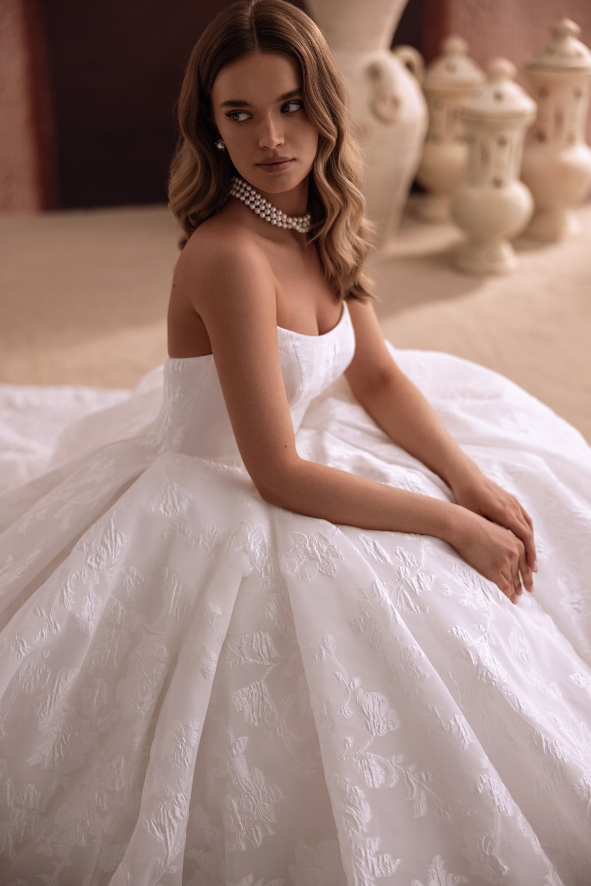 Gros plan sur le corsage Hebe, sa texture de jacquard floral et sa coupe.