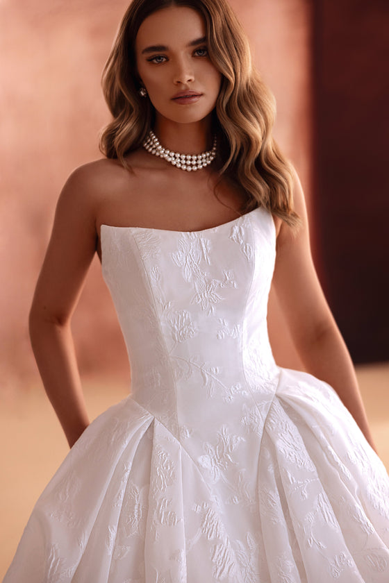 Robe de mariée princesse Hebe, sans bretelles, en jacquard floral.