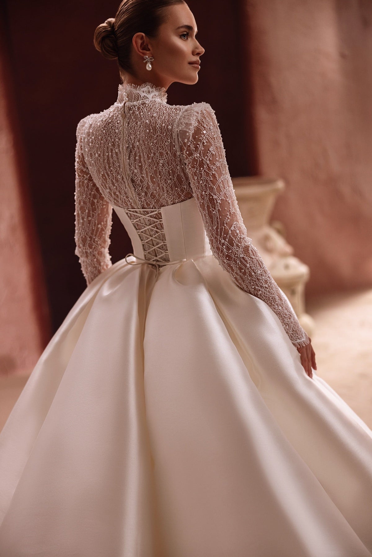 Robe de mariée Henriette, avec un corsage en dentelle perlé et une surjupe amovible en satin.
