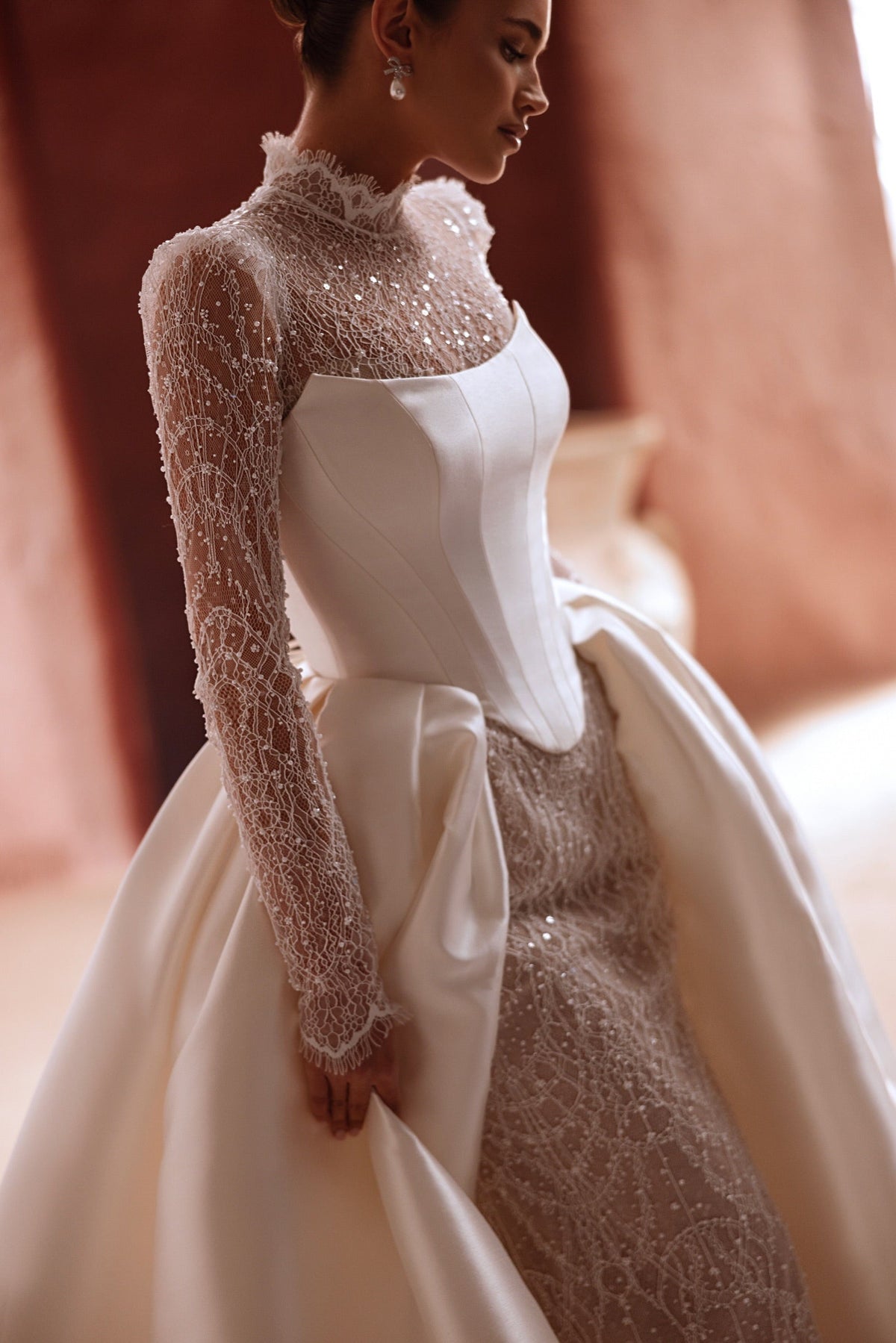 Dos de la robe Henriette, avec de la dentelle et une traîne festonnée.