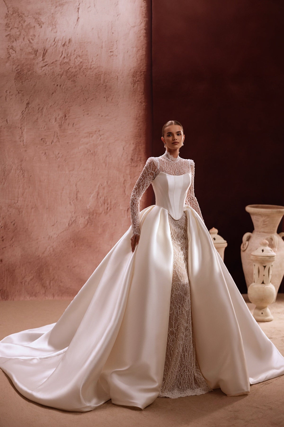 Robe de mariée Henriette, avec un haut en dentelle à col montant et une jupe volumineuse en satin.