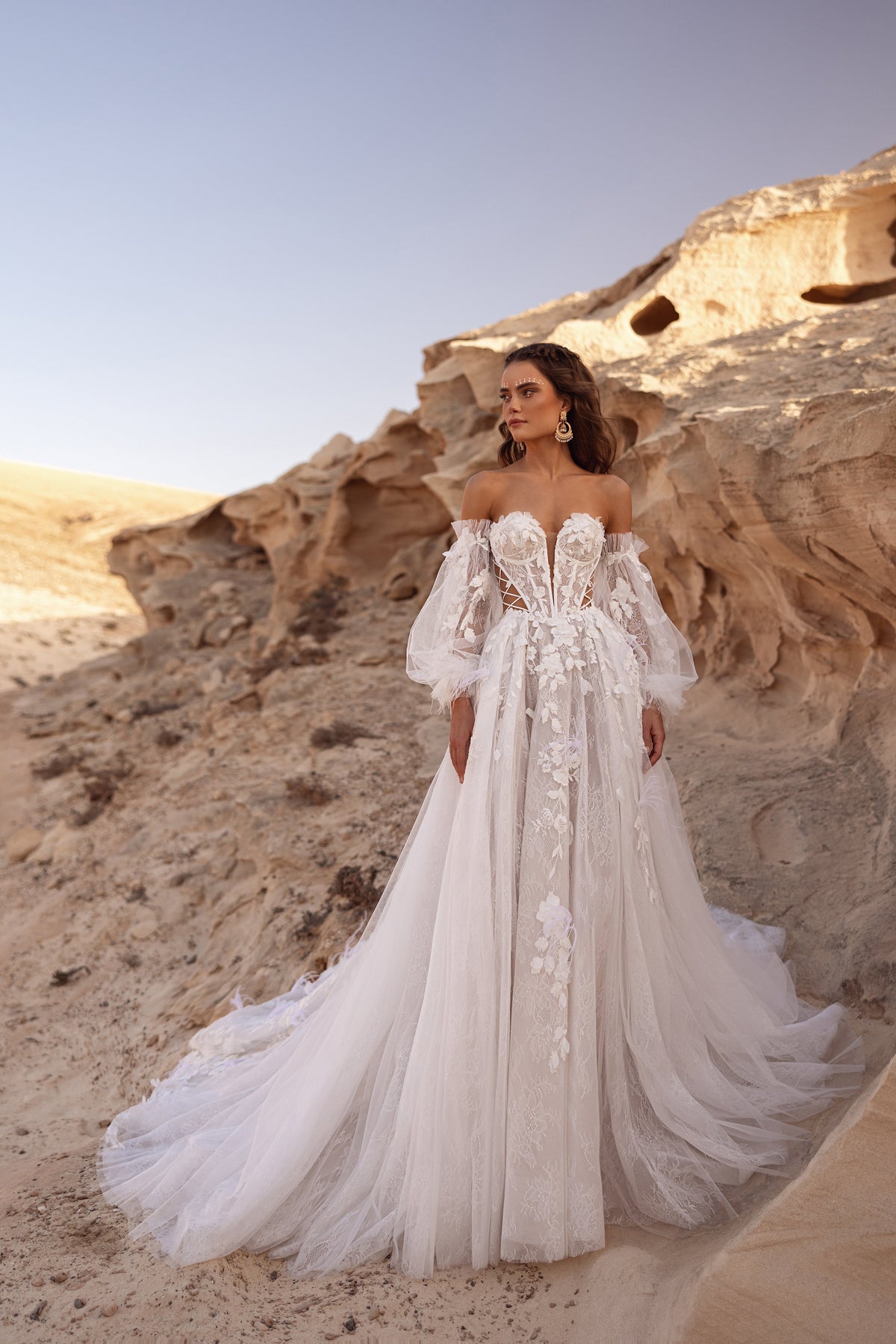 Robe de mariée Huda, avec un corset aux épaules dénudées, des appliqués floraux en relief et un laçage latéral.