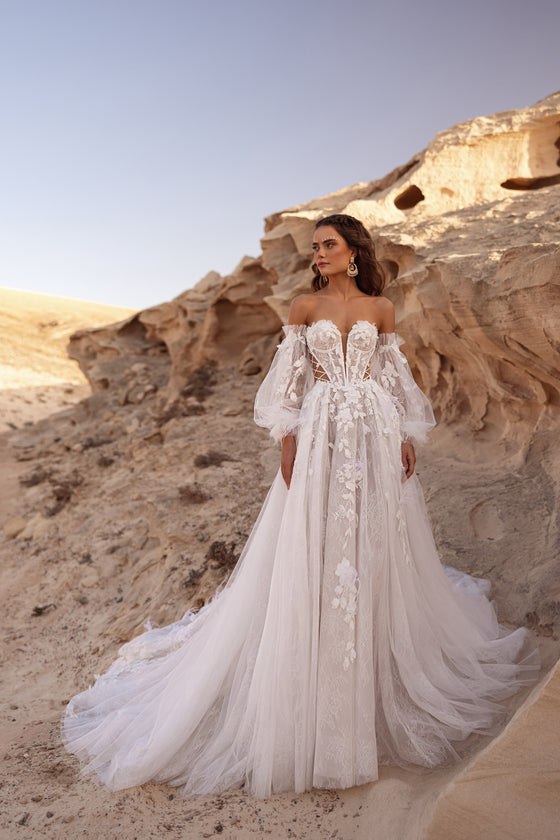 Robe de mariée Huda, avec un corset aux épaules dénudées, des appliqués floraux en relief et un laçage latéral.
