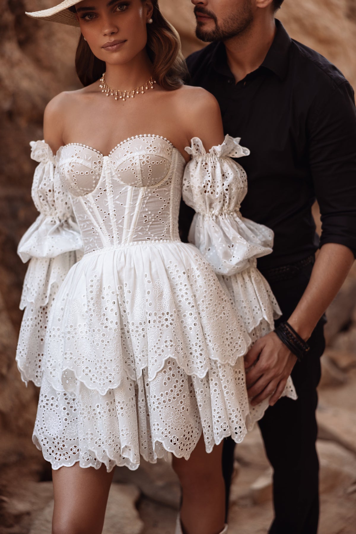 Dos de la robe Jolena, avec un corset lacé et des manches laissant les épaules dénudées.