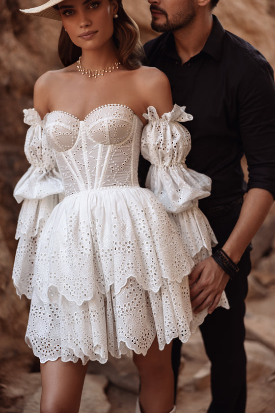 Dos de la robe Jolena, avec un corset lacé et des manches laissant les épaules dénudées.