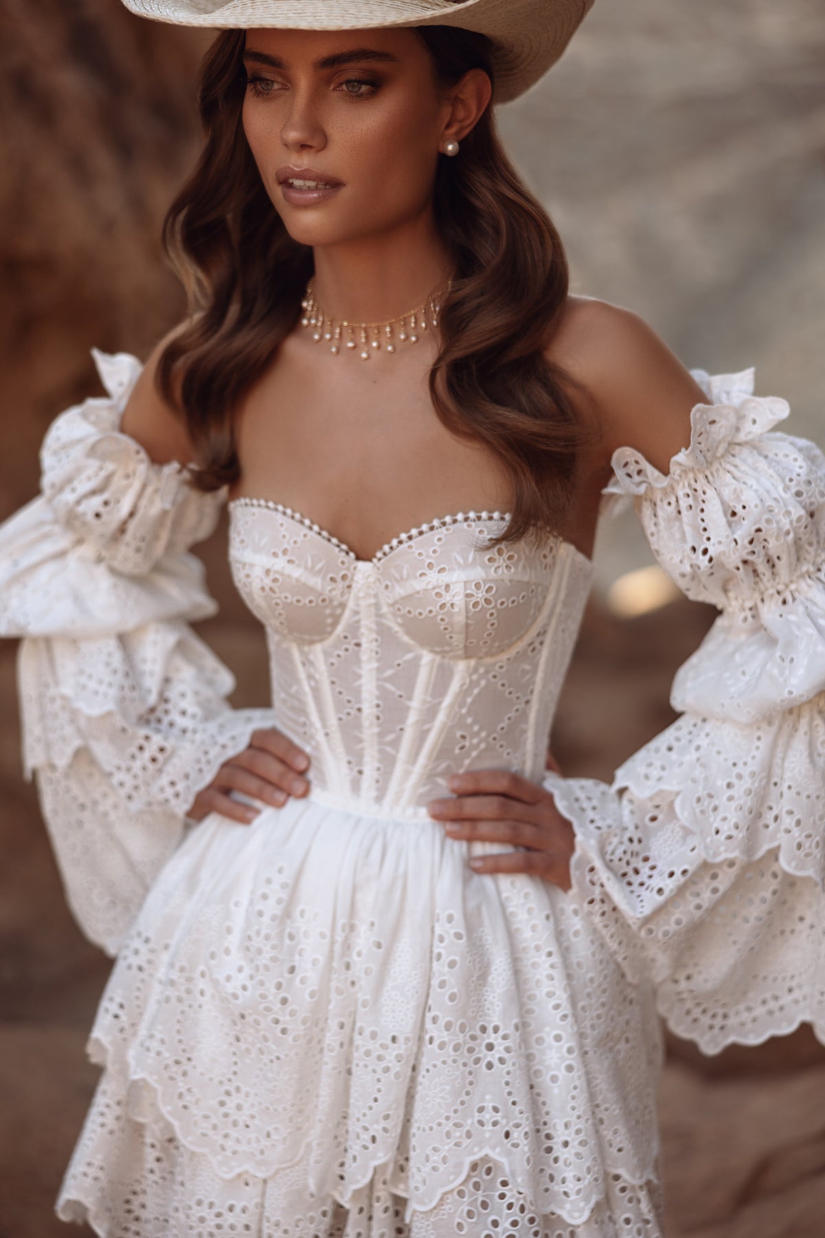Robe de mariée courte Jolena au style bohème western, avec un corset en dentelle et une jupe brodée.