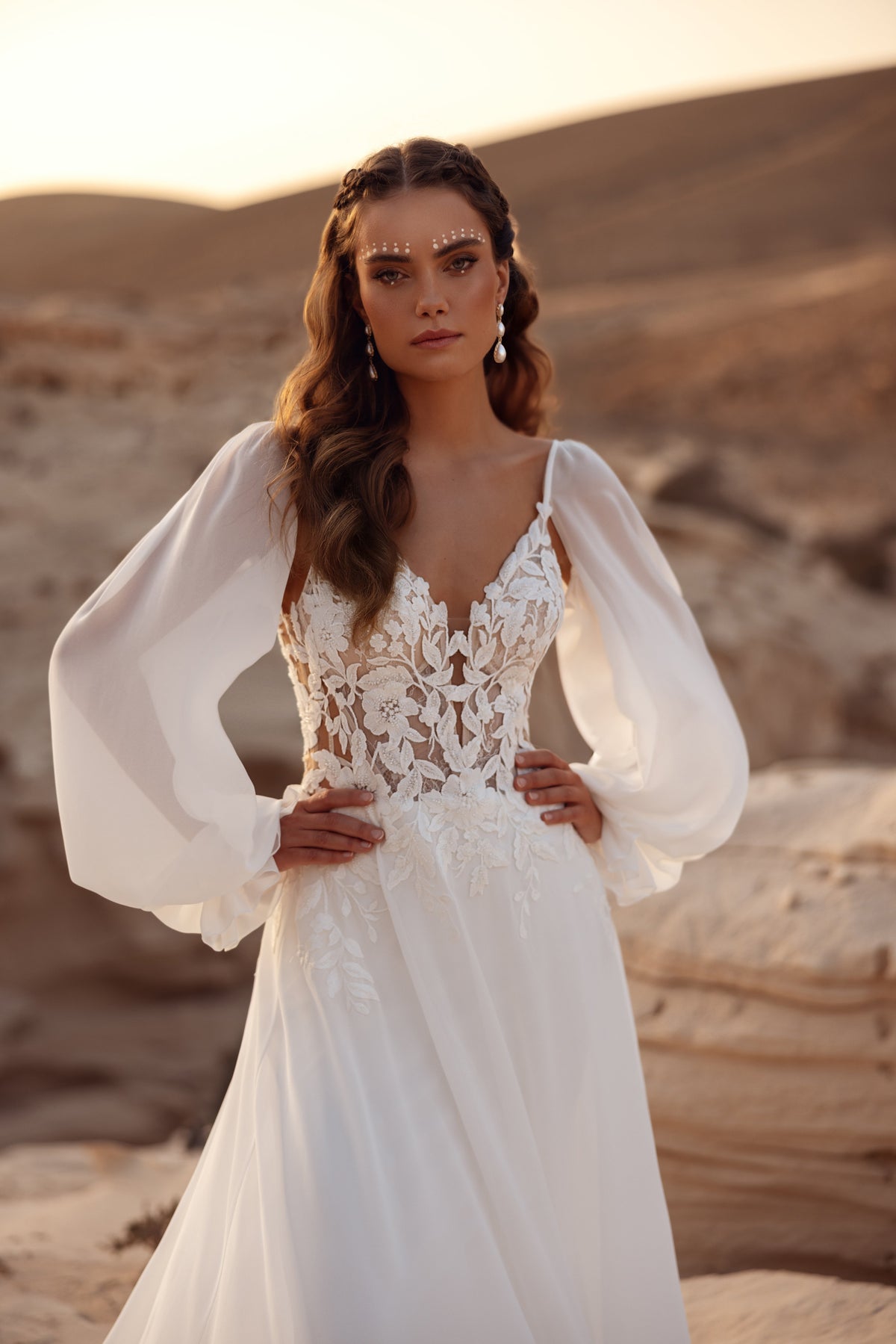 Robe de mariée Judith, avec un corsage en dentelle et des manches légères en mousseline.