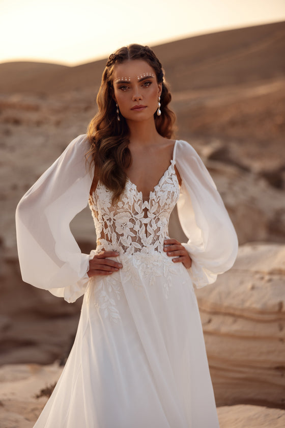 Robe de mariée Judith, avec un corsage en dentelle et des manches légères en mousseline.