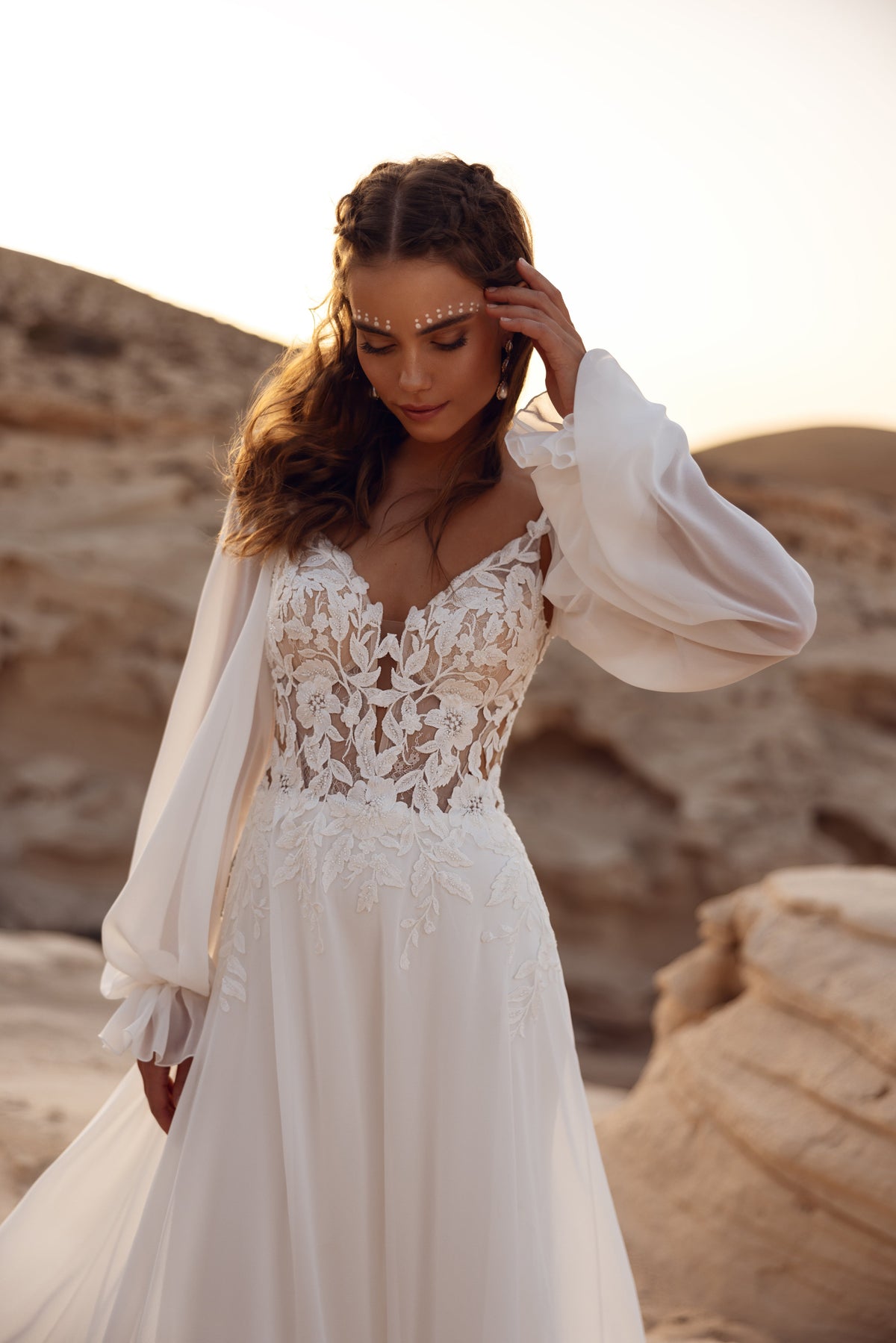 Robe de mariée Judith, avec une longue traîne brodée.