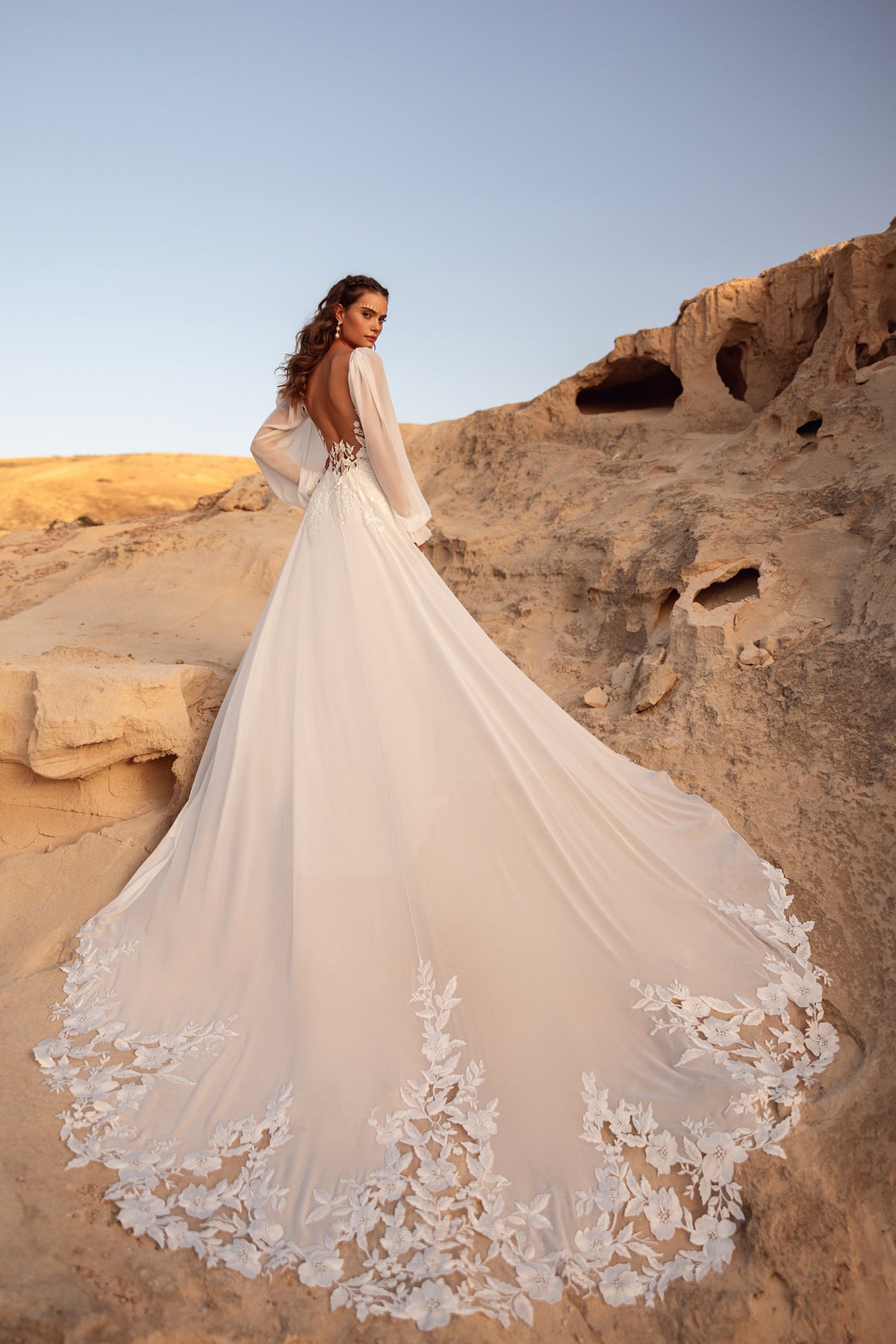 Robe de mariée Judith, avec un dos nu et des détails de dentelle florale.