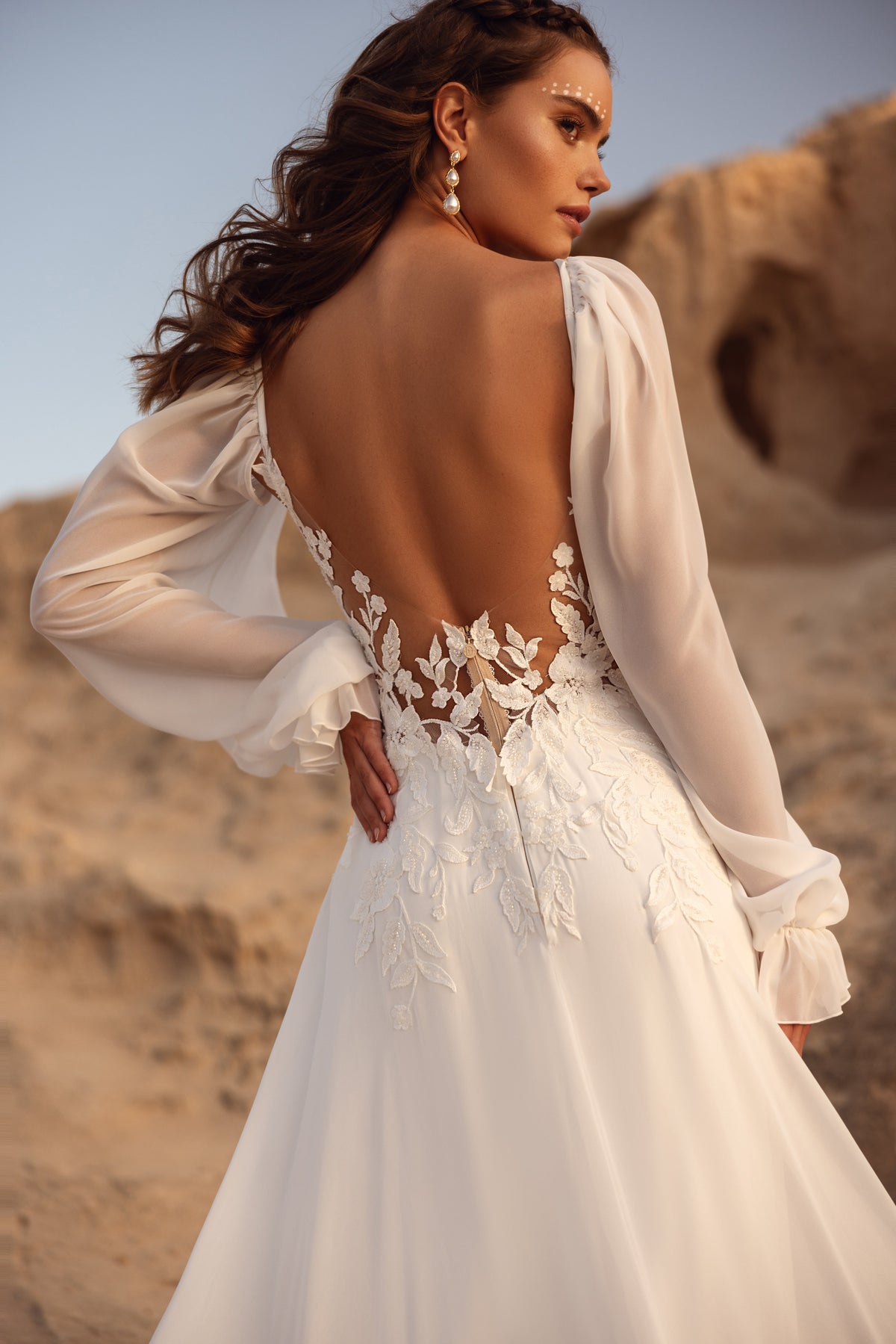 Robe de mariée Judith, avec un corsage transparent en dentelle et des manches amples.