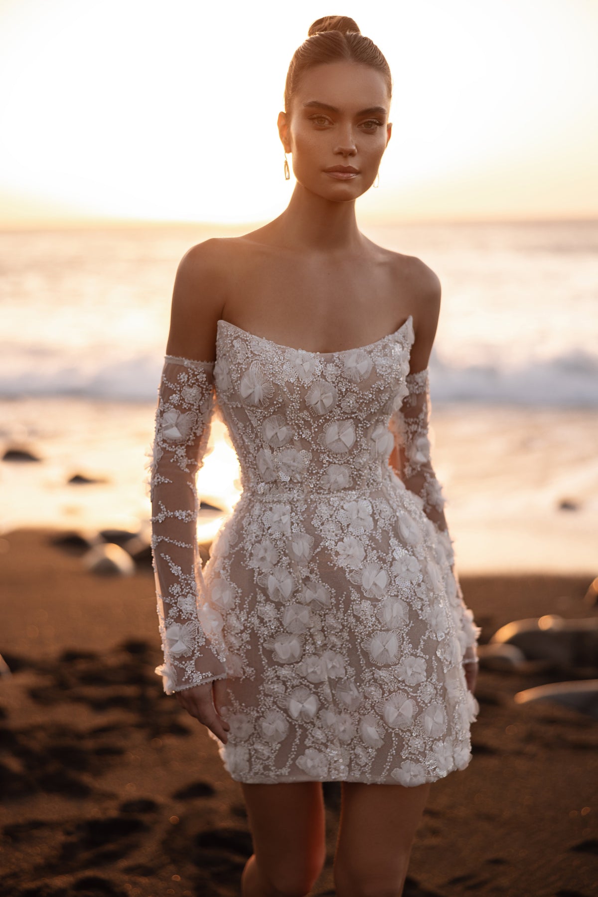 Robe de mariée Kayla, avec des manches laissant les épaules dénudées et des broderies florales en relief.