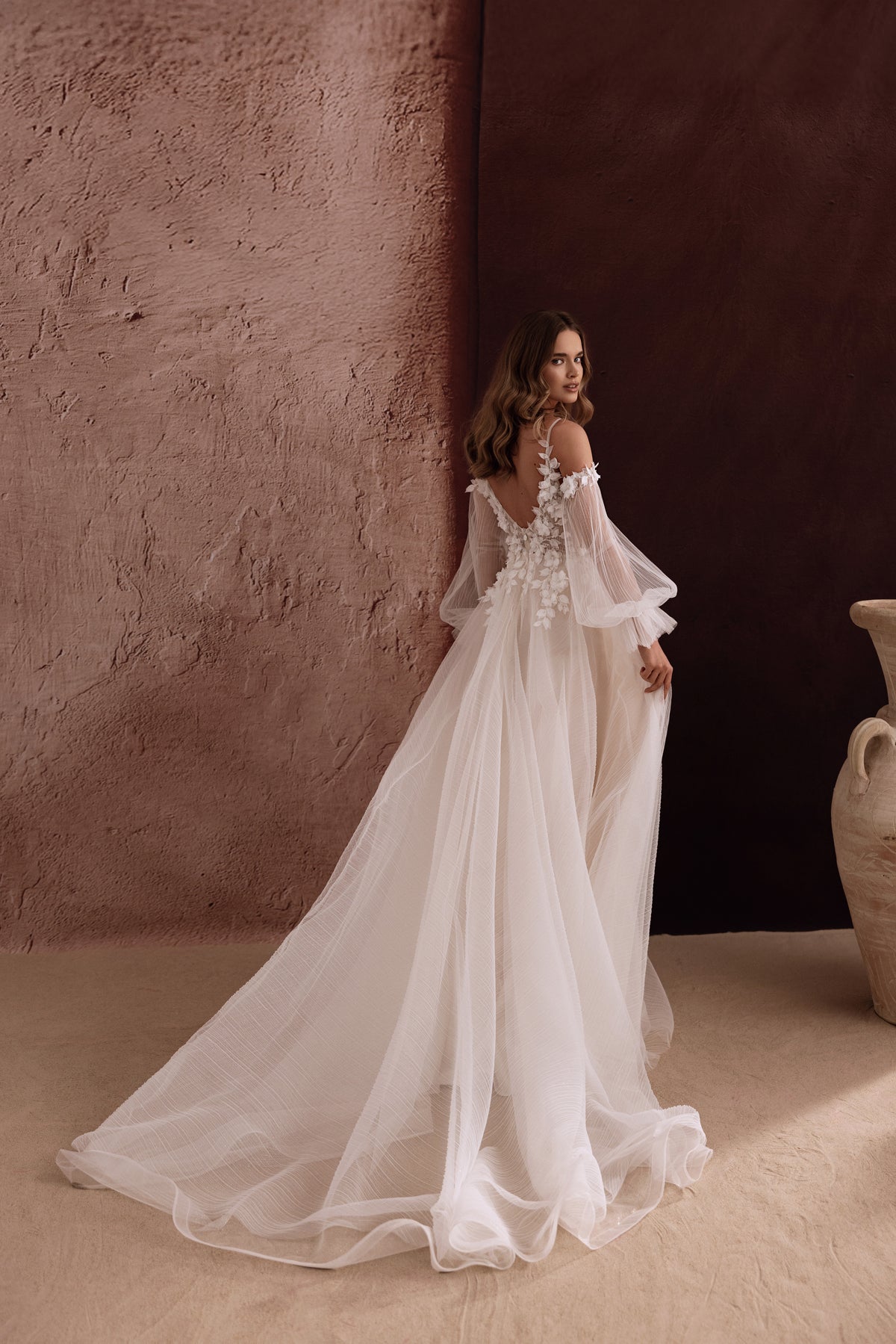 Robe de mariée Lilibeth, avec les épaules dénudées et une traîne souple.