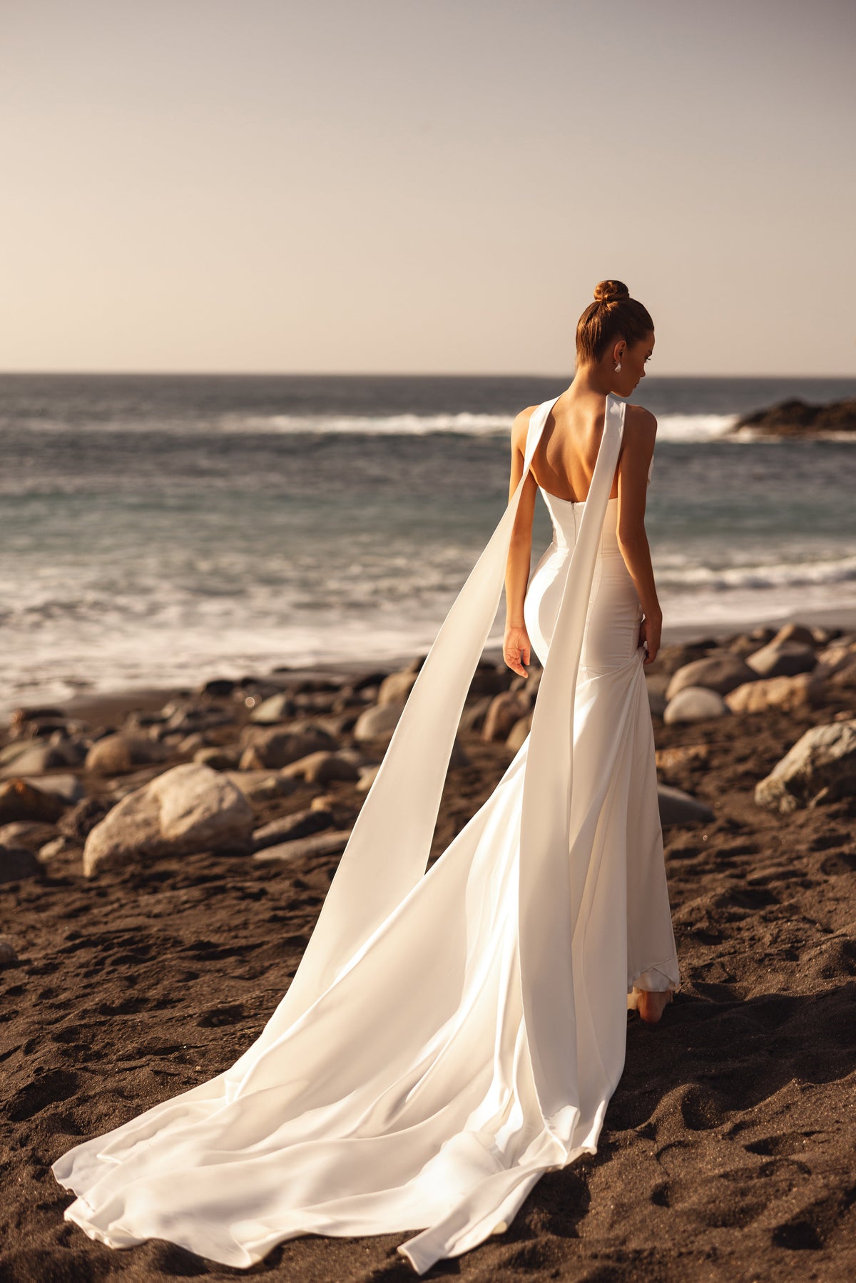 Robe de mariée Luna, avec un décolleté drapé qui suit les courbes.