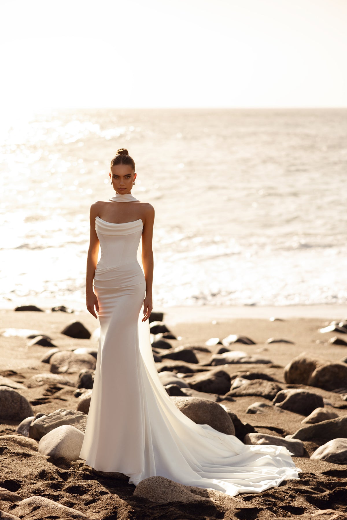 Robe de mariée Luna, avec un dos nu et de longs rubans de satin.