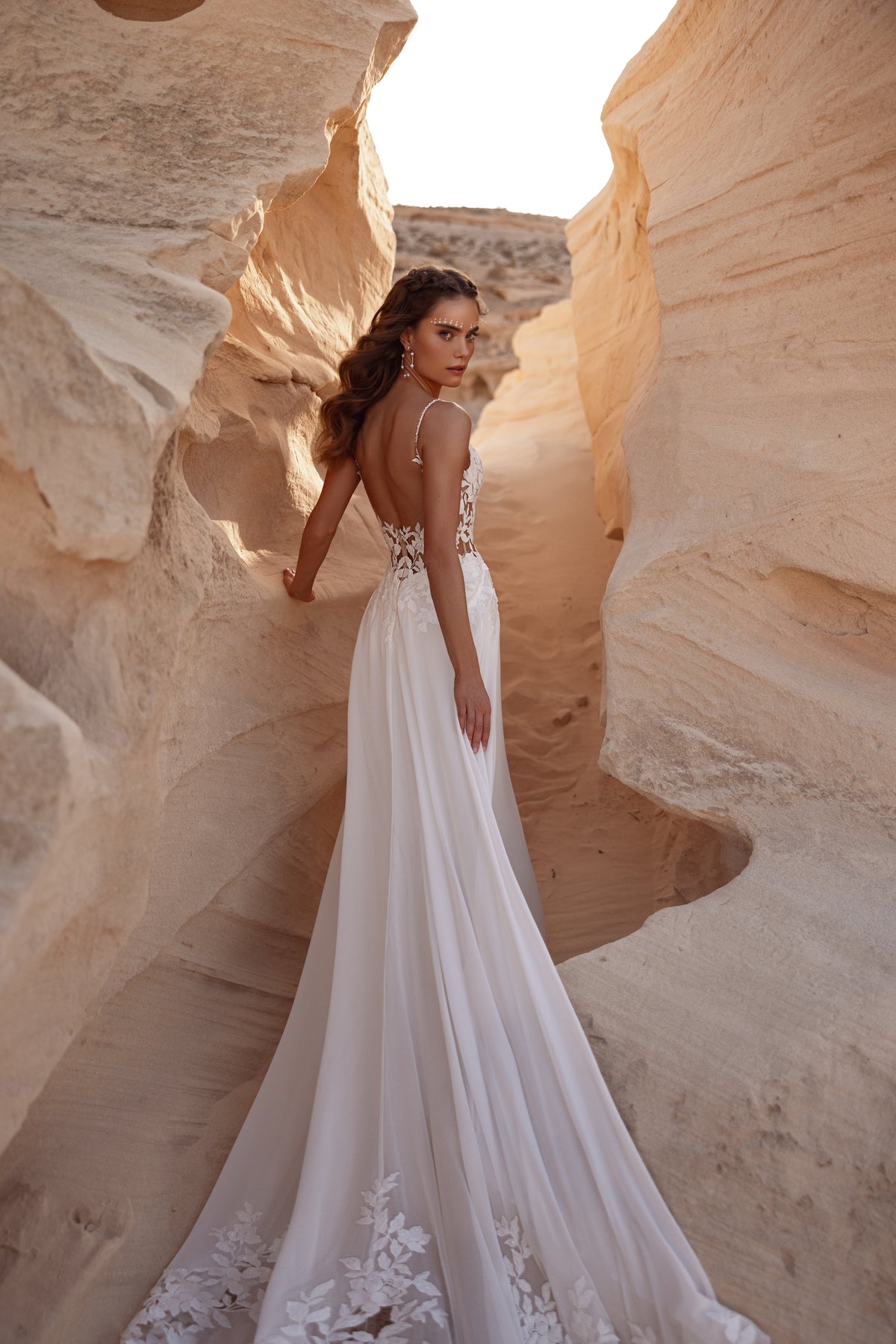Robe de mariée Malika, avec un dos nu et une jupe trapèze souple.