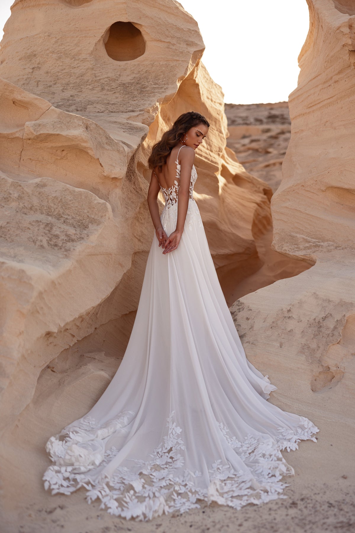 Robe de mariée Malika, avec une traîne en dentelle florale.