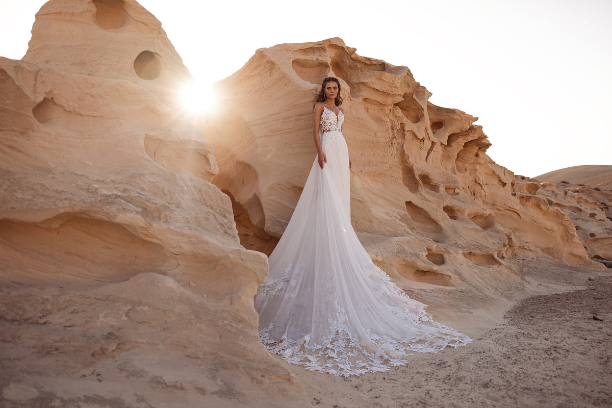 Robe de mariée Malika, avec un décolleté cœur et un corsage transparent en dentelle.
