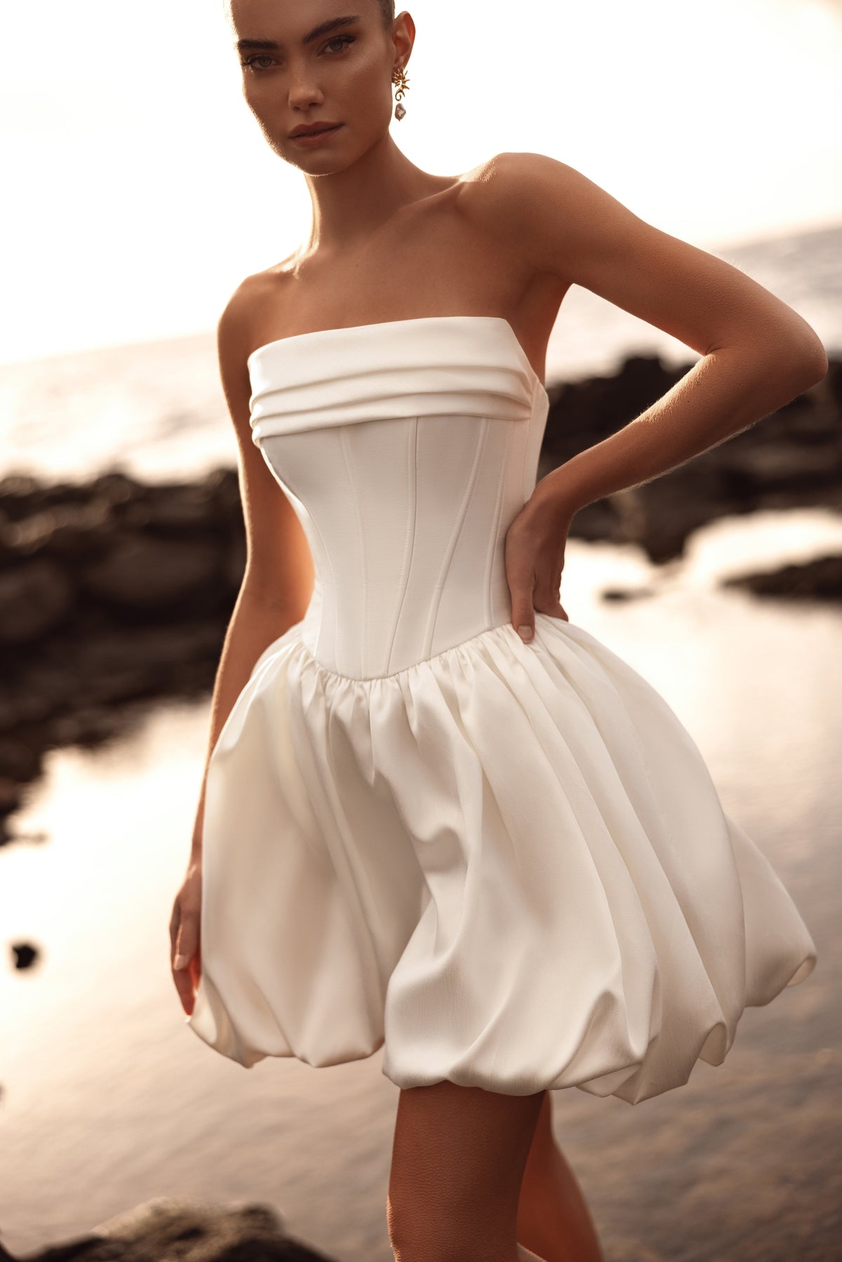 Robe de mariée courte Martini, avec un corset bustier structuré et une jupe boule.