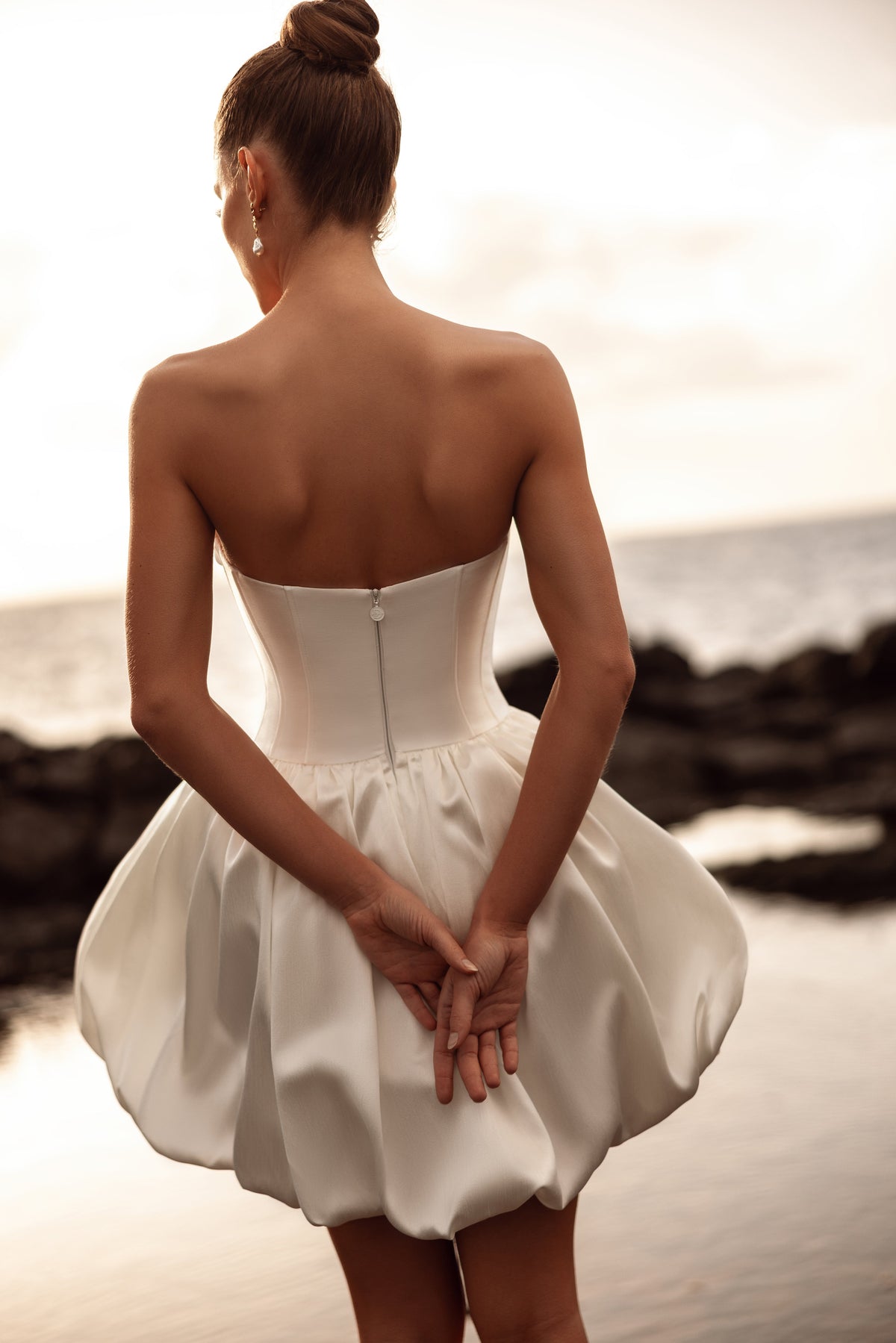 Robe de mariée courte Martini, avec un dos nu et une jupe boule.