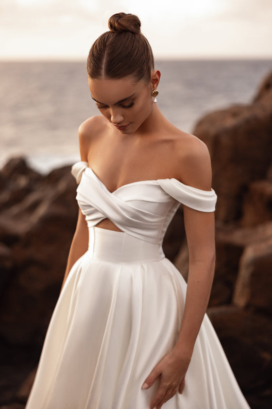 Robe de mariée Mellisandre, avec un corset aux épaules dénudées et un décolleté drapé.