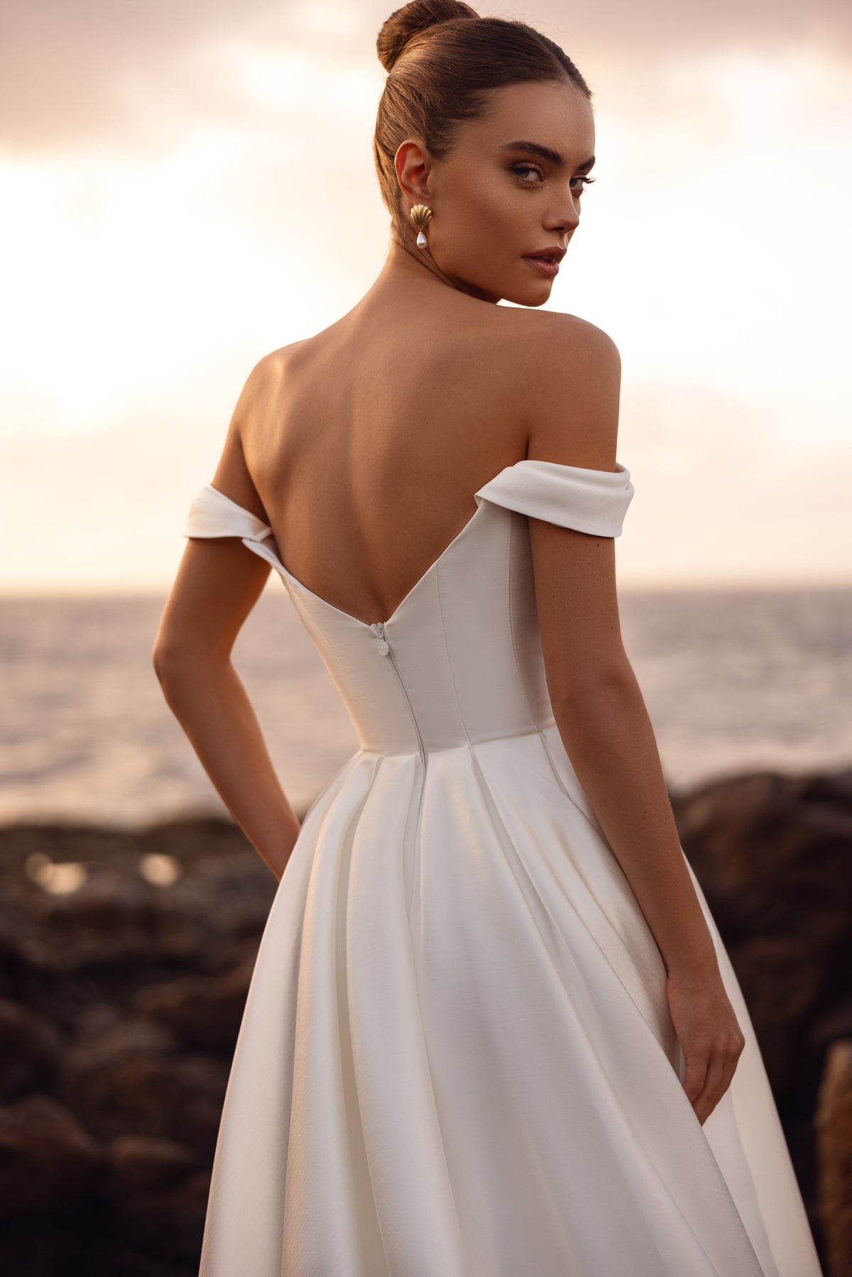 Robe de mariée Mellisandre, avec un décolleté aux épaules dénudées et un dos profondément échancré.