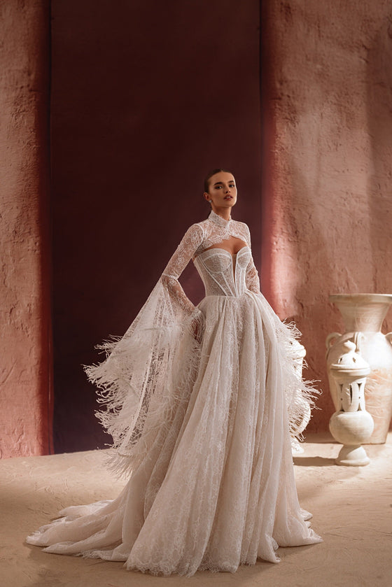 Boléro de mariée Michelle en dentelle, avec des broderies détaillées.