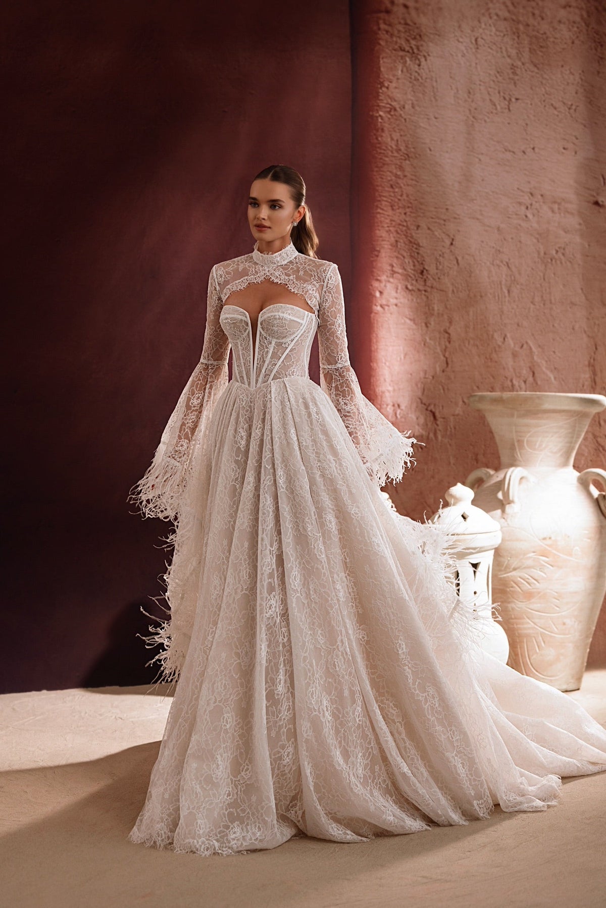 Boléro de mariée Michelle en dentelle, à manches longues et encolure montante.