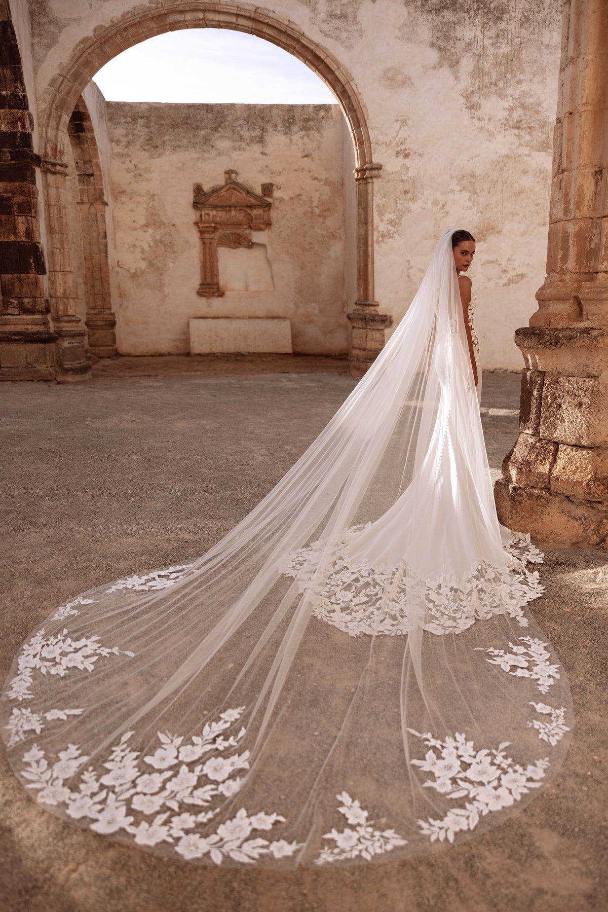 Voile cathédrale Munira, avec des bordures brodées de fleurs.