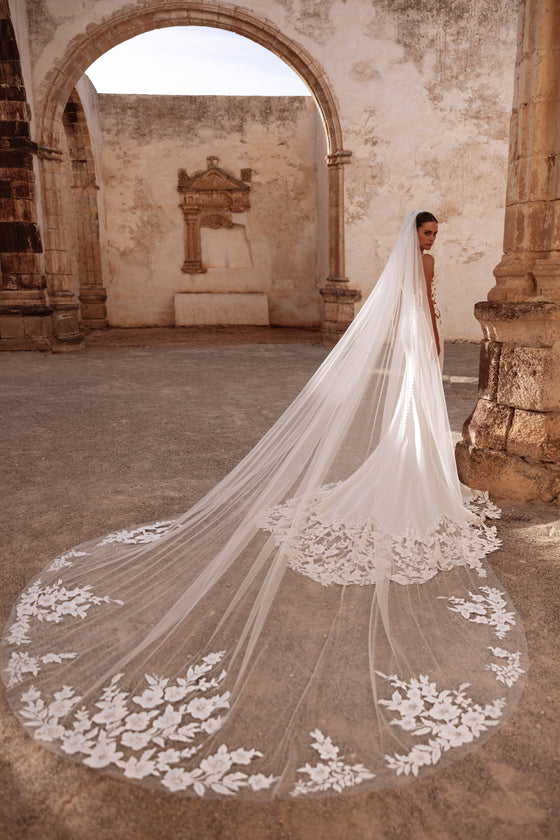 Voile cathédrale Munira avec des appliqués de dentelle florale, dans des ruines historiques.