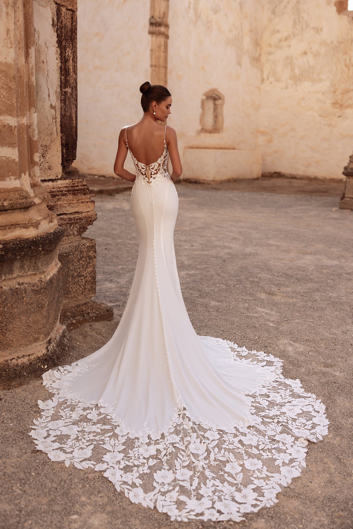 Robe de mariée Munira, avec une coupe ajustée et une traîne en dentelle.