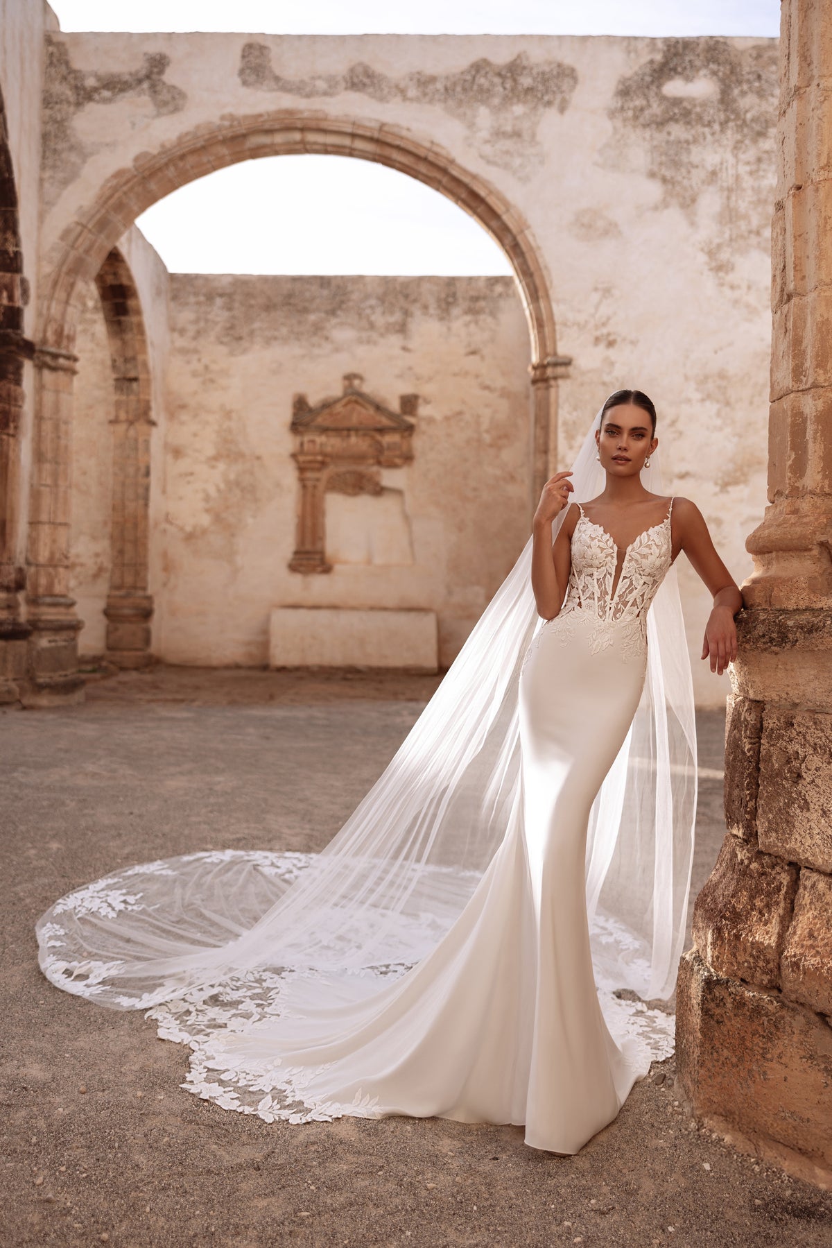 Voile de mariée Munira, avec des appliqués de dentelle, porté avec la robe.