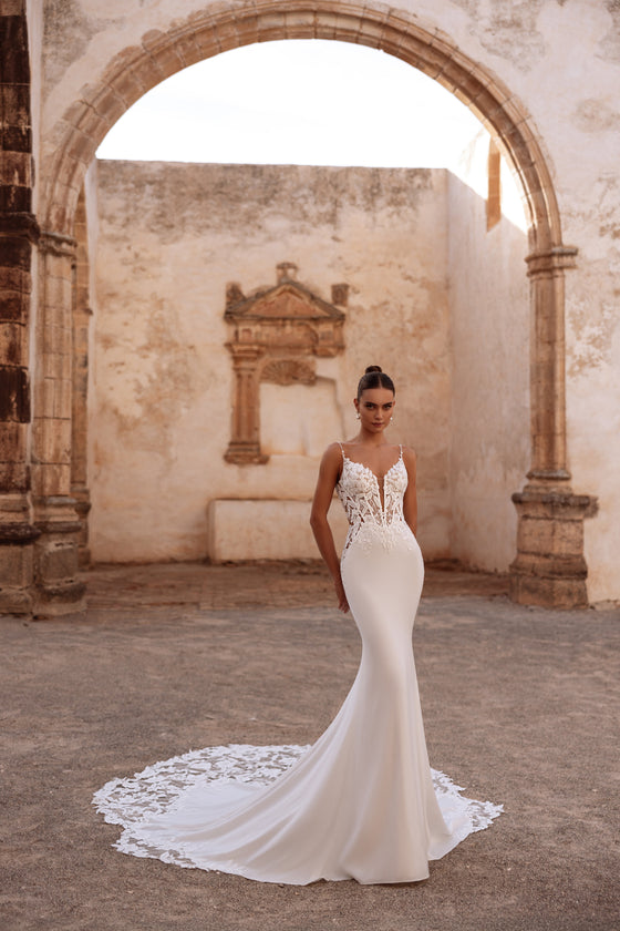 Robe de mariée sirène Munira, avec un corsage en dentelle brodée à décolleté en V profond.