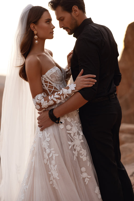 Voile de mariée Nabila, avec de délicats ornements floraux.