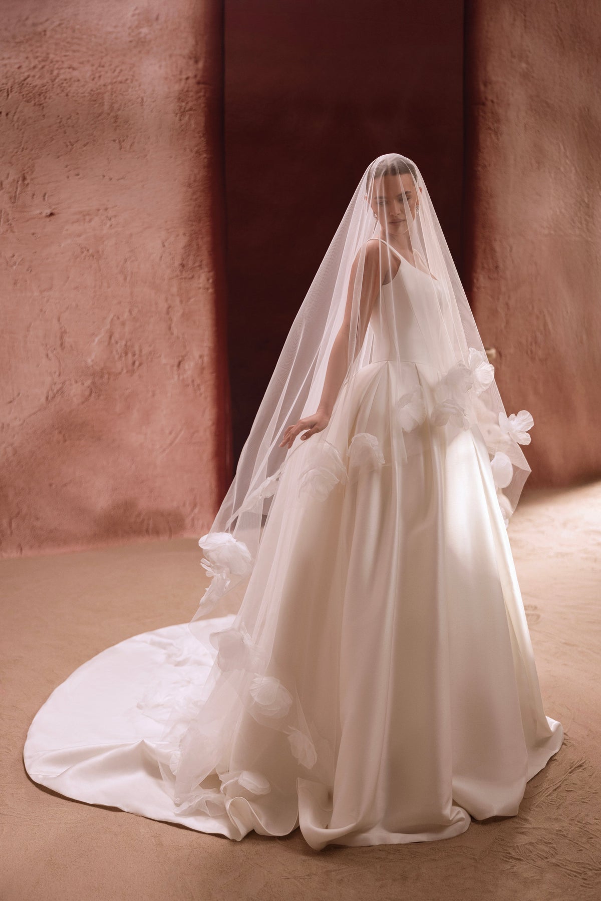 Dos de la robe Nicolette, avec une profonde découpe en V.