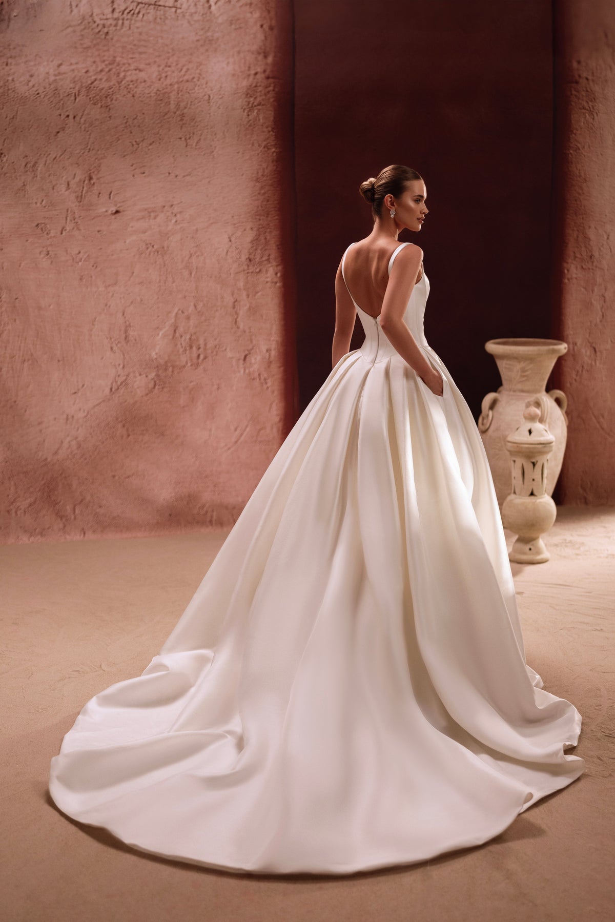 Robe de mariée Nicolette, avec une ample traîne de longueur chapelle.