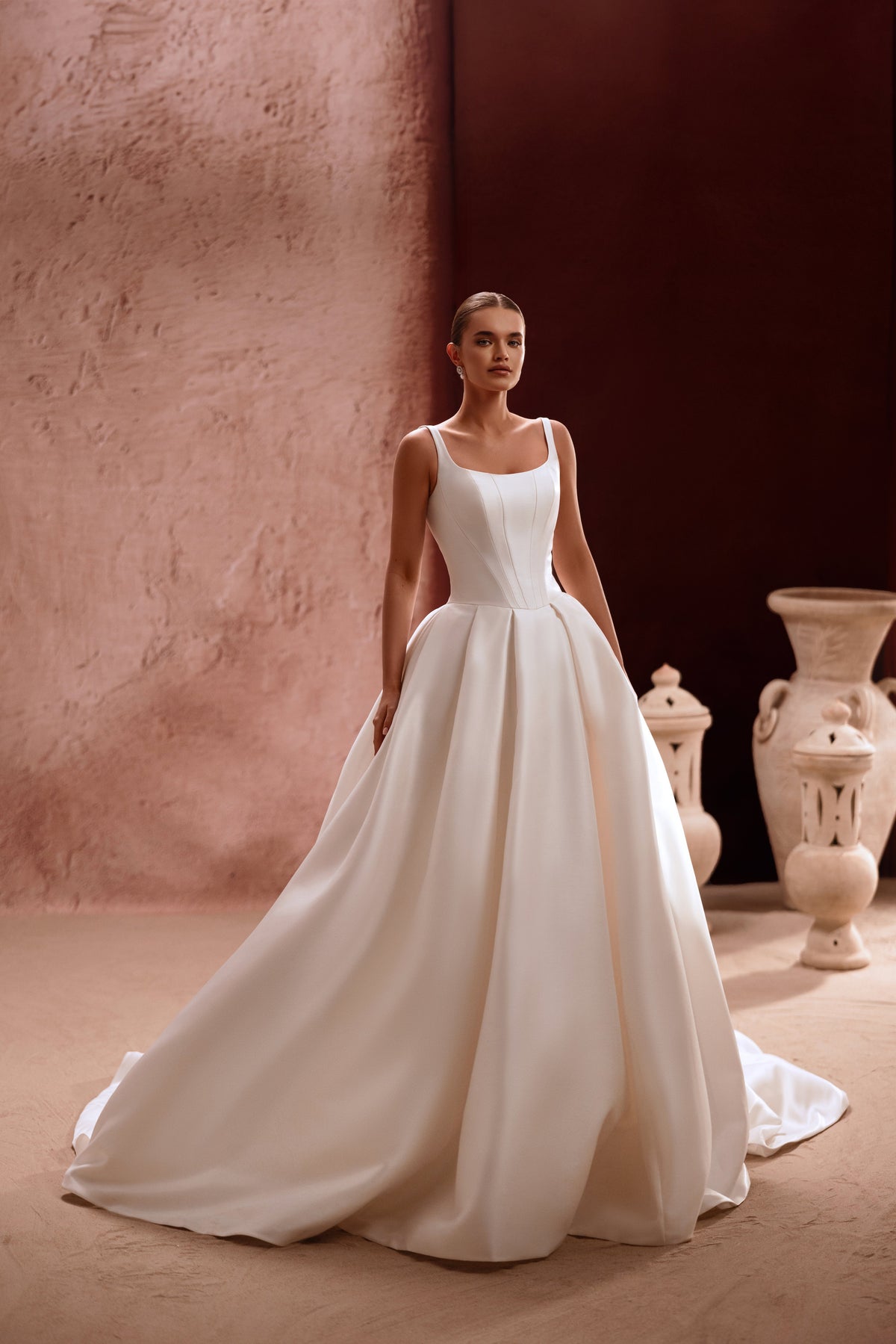 Robe de mariée Nicolette, avec un décolleté carré et un corsage structuré.