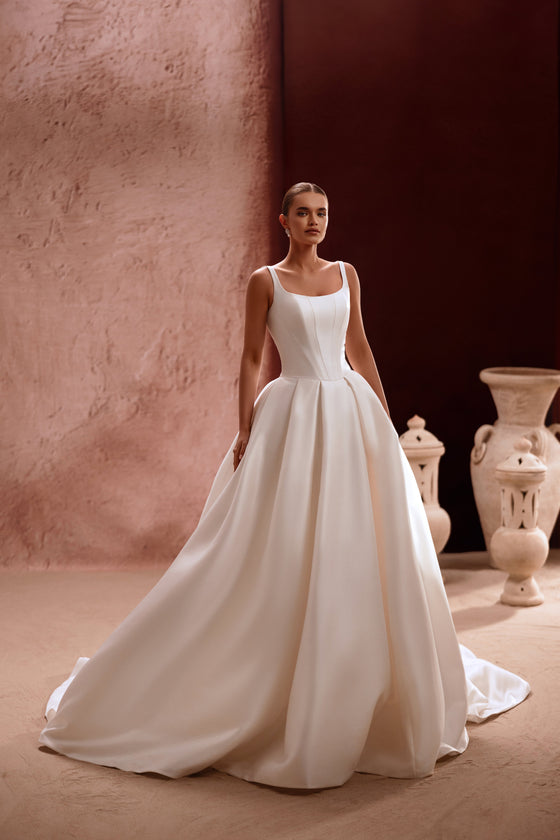 Robe de mariée Nicolette, avec un décolleté carré et un corsage structuré.