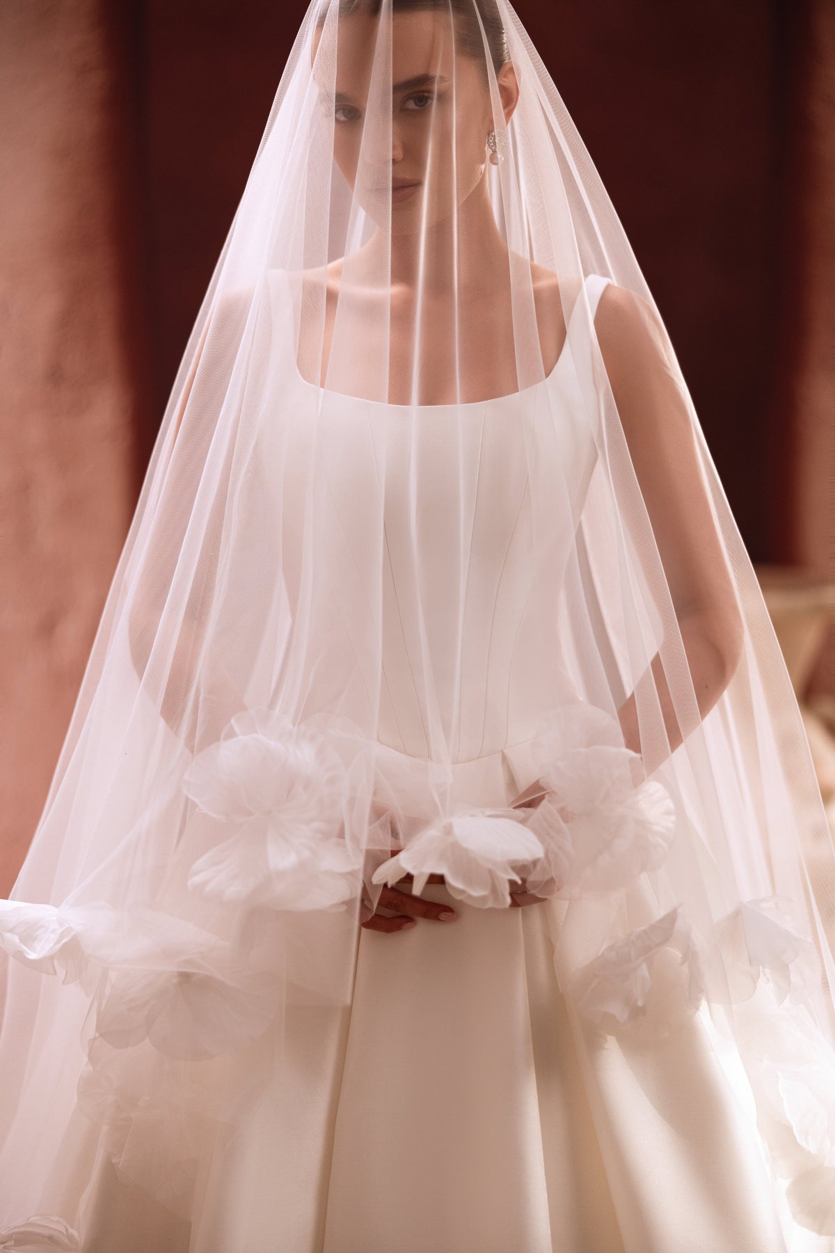 Voile de mariée Nicolette, avec des détails floraux ornés à la main.